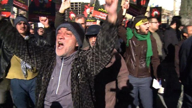 イランの首都テヘランにあるサウジ大使館前で抗議の声を上げる人々