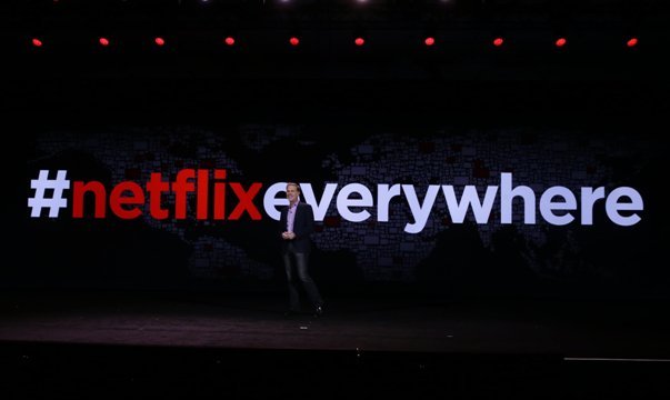 登壇するネットフリックスのヘイスティングスＣＥＯ＝Netflix
