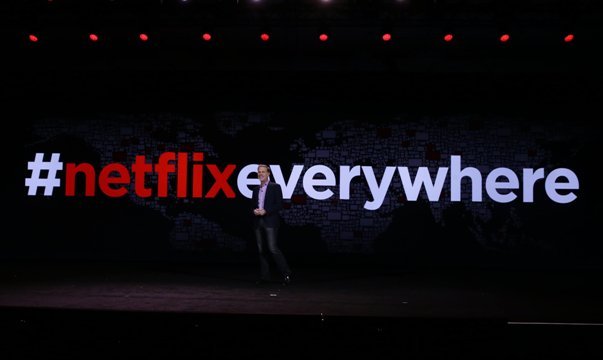 登壇するネットフリックスのヘイスティングスＣＥＯ＝Netflix