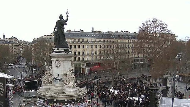 パリで追悼式典が開かれ、オランド大統領らが参加した