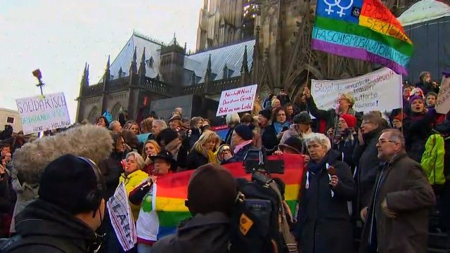 反難民感情の高まりに異を唱えるグループも抗議活動を行った
