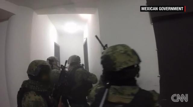 メキシコ麻薬王拘束、当局が隠れ家突入時の映像公開(1/2) - CNN.co.jp