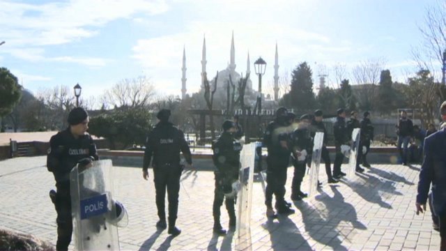 現場で警戒に当たる治安要員＝CNN Turk
