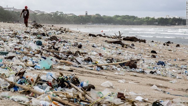 インドネシアの海岸に打ち上げられた大量のプラスチックごみ