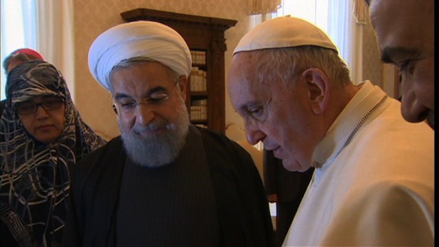 ローマ法王フランシスコ（右）と会談するイランのロハニ大統領＝Vatican TV