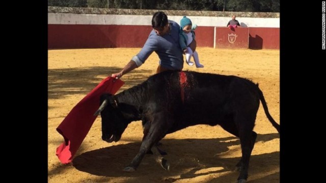 Cnn Co Jp 子連れで闘牛 闘牛士の写真公開に賛否 スペイン