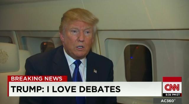 プライベートジェットの機内でＣＮＮの取材に応じるトランプ氏