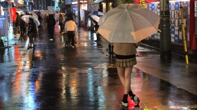 雨の降る夜に何人もの女子高生が ｊｋカフェ のチラシを配る