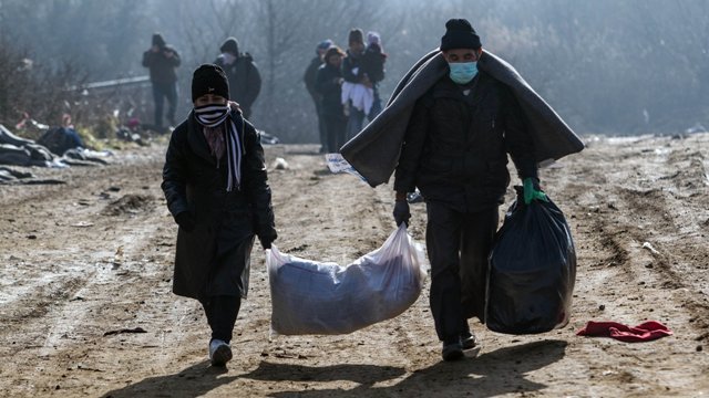 欧州を目指して、荷物を運ぶ難民のカップル