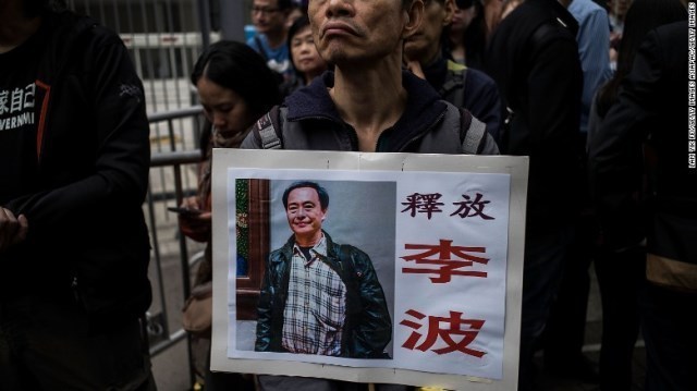 中国当局に拘束された書店主の釈放を求め、数千人が街頭で抗議の声を上げた