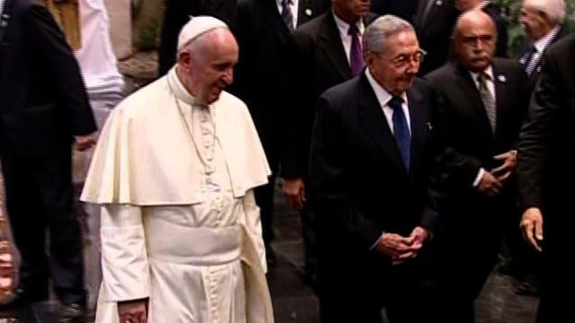 フランシスコ法王は昨年キューバを訪問。ラウル・カストロ国家評議会議長が出迎えた