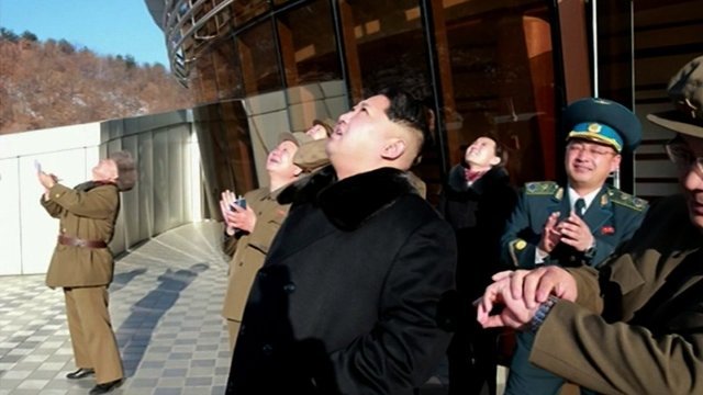 ロケット発射の様子を見守る北朝鮮の金正恩（キムジョンウン）第１書記＝KCTV