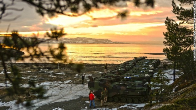 ノルウェーの海岸に集められた米海兵隊の水陸両用戦闘車両＝U.S. Marine Corps. Force Europe
