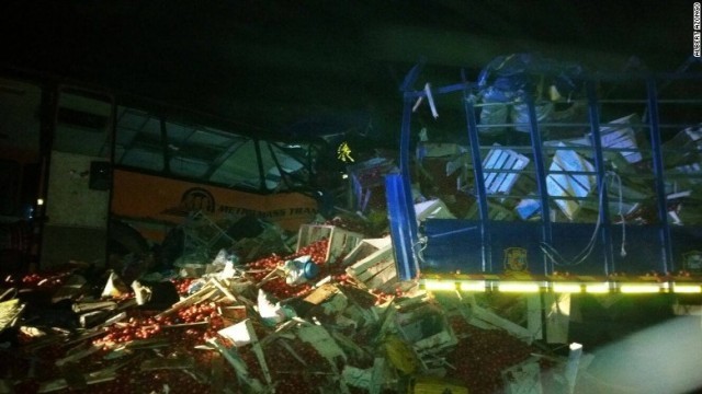 トマトを積んだトラックとバスが正面衝突し、少なくとも６１人が死亡した＝Albert Azongo