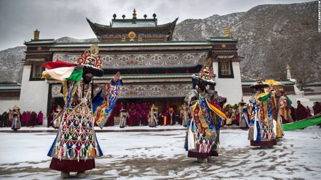 宗教儀式で舞を演じるチベットの僧侶たち