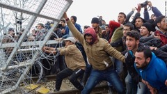 増え続ける難民、欧州各地で衝突　国境フェンス破壊も