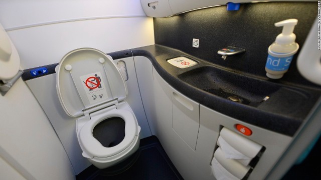 人が触れる部分を自動で消毒する機内トイレの開発が進んでいる