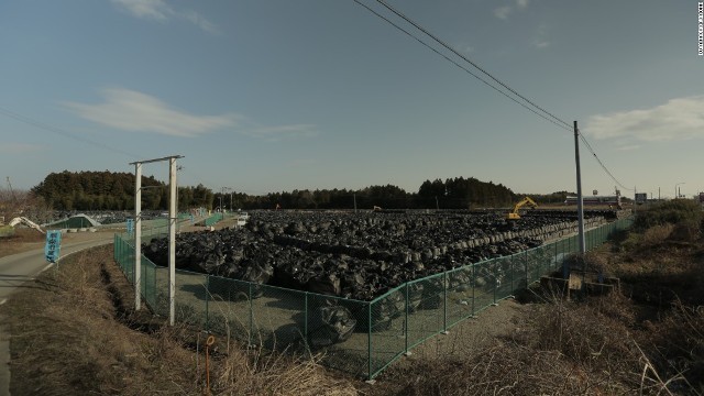 袋詰めにされて積まれた汚染土などの除染廃棄物