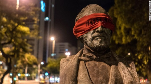 市内に設置された１００体以上の銅像に赤い目隠しが