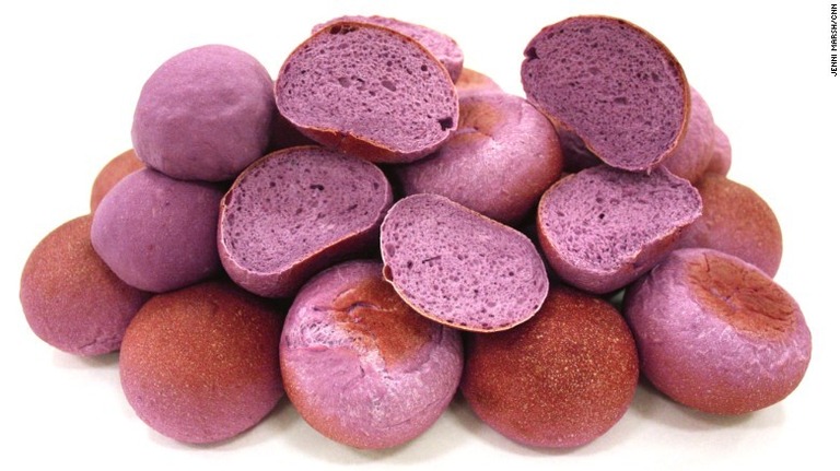 アントシアニンを生地に混ぜ込むことで抗酸化力を高めた紫色のパン