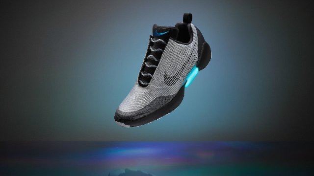 自動靴ひも締め技術を搭載したナイキのスニーカー「ハイパーアダプト１．０」＝Nike