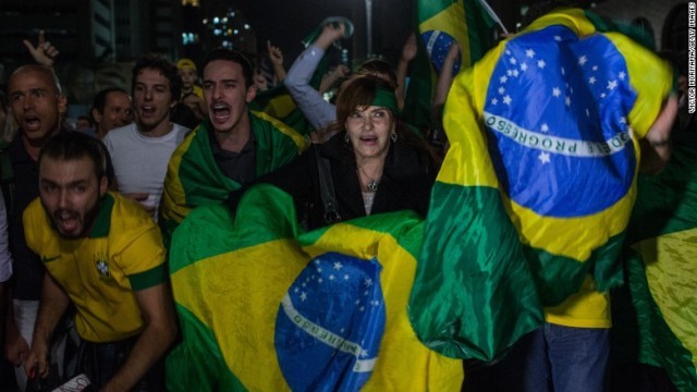 汚職疑惑に抗議する人々。ブラジル政界の混乱に拍車がかかっている