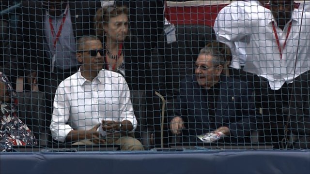 野球の親善試合を観戦するオバマ氏（左）とキューバのラウル・カストロ国家評議会議長