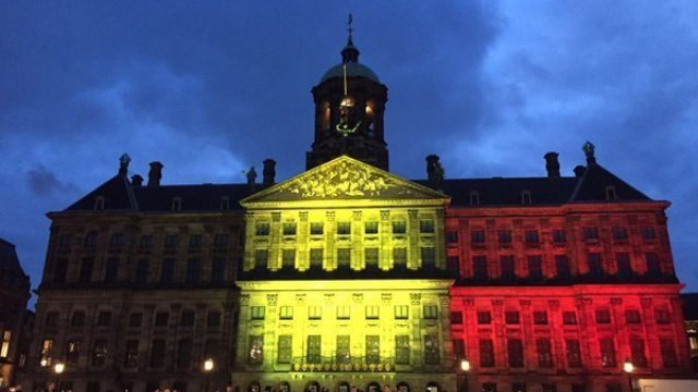 ベルギー国旗の色にライトアップされた王宮
