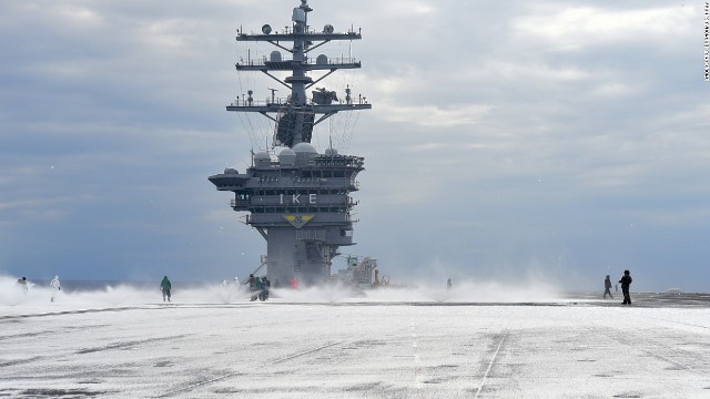 昨年８月、アイゼンハワーの甲板上で洗浄システムのテストを行う乗組員ら＝U.S. NAVY