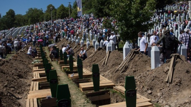 スレブレニツァの集団虐殺事件ではイスラム教徒の男性７０００人あまりが命を奪われた