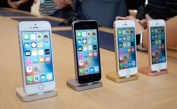 先ごろ発表されたｉＰｈｏｎｅＳＥ＝Heather Kelly/CNNMoney