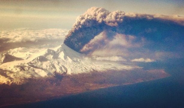 噴煙を巻き上げるパブロフ火山＝Colt Snapp 