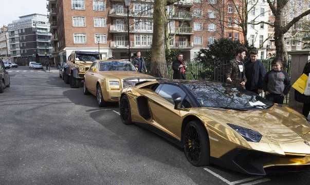 路上に並んで止められた金色の高級車