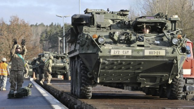 欧州での演習に参加する米車両。トランプ氏はＮＡＴＯが「時代遅れ」との見方を示す