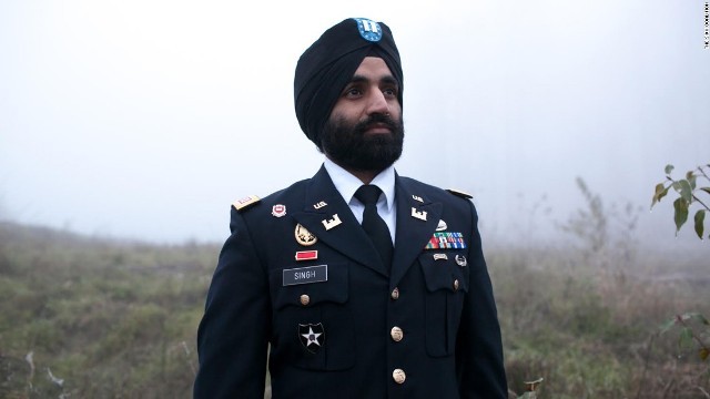ターバンの着用とあごひげが認められたシムラトパル・シン大尉＝ The Sikh Coalition 