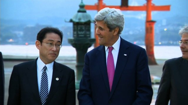 厳島神社で岸田外相（左）と言葉を交わす米国のケリー国務長官