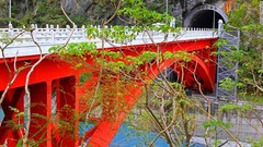 ８．砂卡礑歩道につながる橋。大理石に彫った獅子１００体が並ぶ