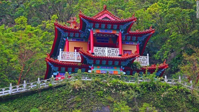 台湾屈指の景勝地として知られる太魯閣渓谷に立つ長春祠