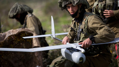 ドローン「スカイラーク」の打ち上げを準備するイスラエル兵