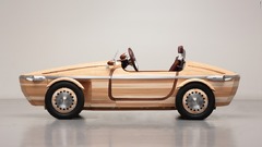 トヨタは、多くの部分を木で作った新しいコンセプトカーを公開した