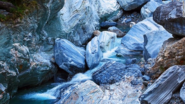 １．台湾有数の観光地である太魯閣渓谷。大理石の巨大な岩の間を川が流れていく
