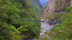１３．太魯閣渓谷にかかった吊り橋