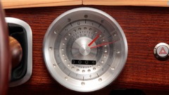 ダッシュボードに設置された時計は分と時間だけでなく、年単位でも時を刻む