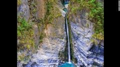 ６．ハイキングでは美しい滝や青い水をたたえた池を目にすることができる