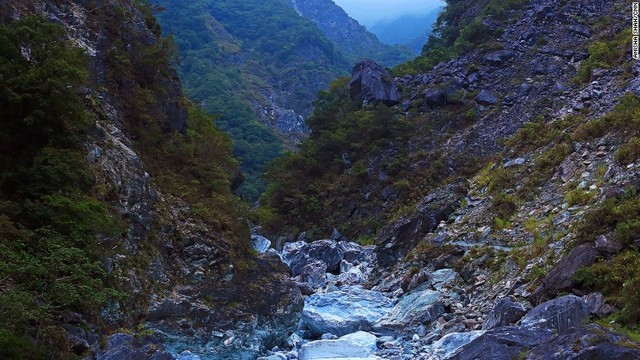 １１．大理石の崖は水面から１００メートルの高さに及ぶ