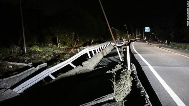 １４日から地震が続く。道路に被害も＝熊本県益城町