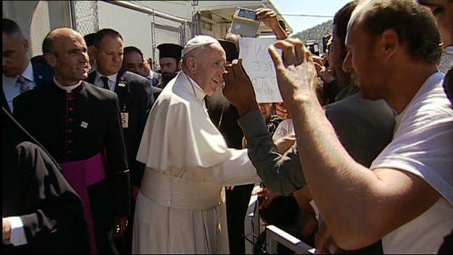 難民キャンプを訪れたローマ法王＝１６日、ギリシャ・レスボス島