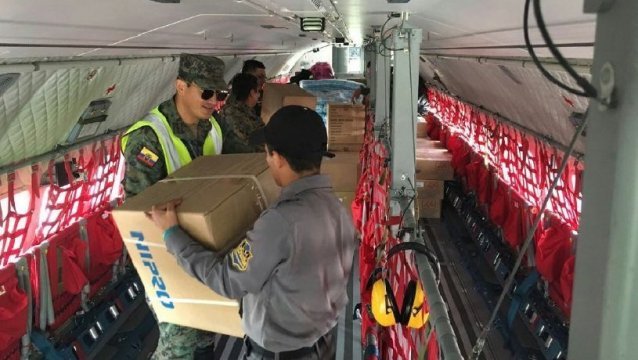 被災地へ向かう飛行機に支援物資を積み込む緊急対策チームの隊員＝Ecuador Armed Forces