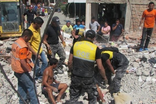 港湾都市のマンタで救出作業を行う警察官ら＝Ecuador National Police