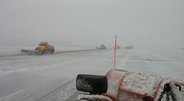 デンバー空港に積もった雪＝１６日、Twitter/@DENAirport